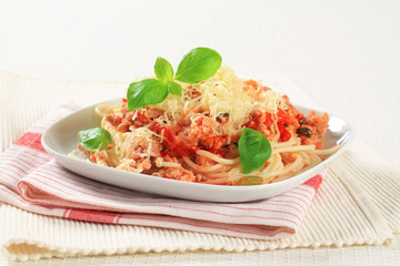 Spaghetti with minced meat and cheese