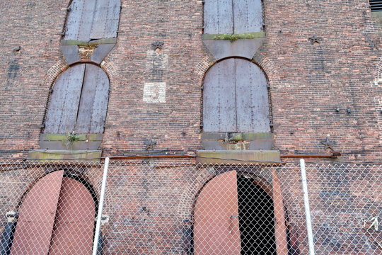fa&ccedil;ade de brique avec fen&ecirc;tres arrondies