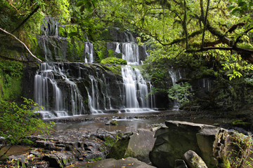 Fototapeta na wymiar waterfall - Pukaranui Falls