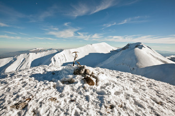 Paesaggio di montagna con cime ricoperte di neve