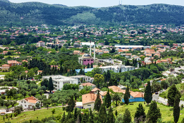 Fototapeta na wymiar Meczet i panoramiczny pejzaż Bar, Czarnogóra.