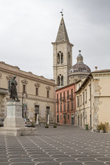 Fototapeta na wymiar Oviddenkmal und Święty Annunziato w Sulmona