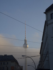 Fernsehturm Berlin im Abendnebel