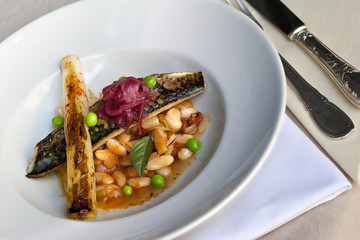 Maquereau, poireaux, haricots en grains et petits pois