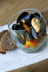 Moules, poivrons et tomates dans un verre