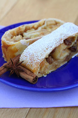 strudel alle mele su piatto blu