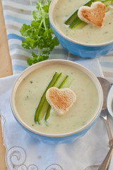 Cremige Gemuesesuppe mit Gurke
