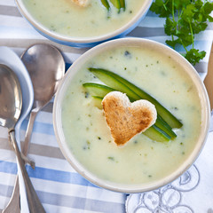 Cremige Gemuesesuppe mit Gurke