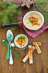 Cremige Pilzsuppe mit Pfifferlingen