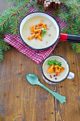 Cremige Pilzsuppe mit Pfifferlingen