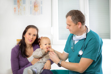 Obraz premium baby being checked by a doctor