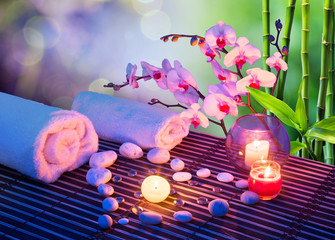Naklejki  masaż serca z kamieni świecami, orchideami, ręcznikami i bambusem