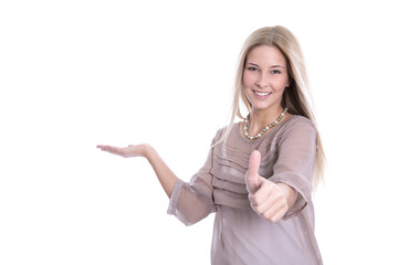 Frau isoliert präsentiert ein neues Produkt - lachend mit Daumen