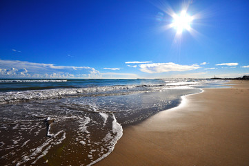 spiaggia in controluce