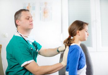 Obraz premium Doctor with little girl
