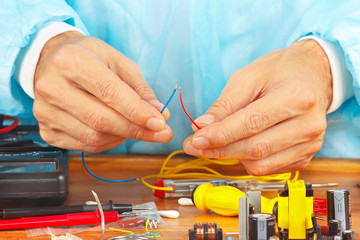 Master repairing electronic components in a service workshop