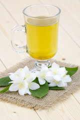 Obraz na płótnie Canvas Szklanka herbaty i jaśminu kwiaty jaśminu