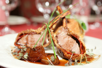 Rack of lamb with caramelized onions and bread
