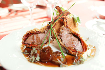 Rack of lamb with caramelized onions and bread