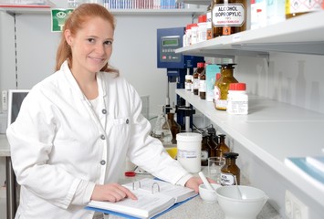 Junge Laborantin im Labor