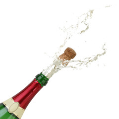 Champagner spritzt an Neujahr aus einer Flasche Sekt