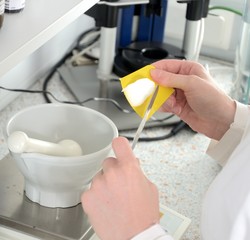 Beim Anmischen einer Creme im Labor