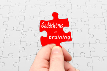 Gedächtnistraining Rotes Puzzleteil mit Finger