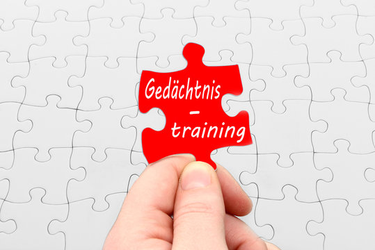 Ged&auml;chtnistraining Rotes Puzzleteil mit Finger