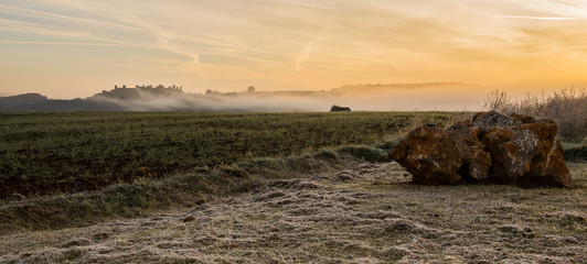 Castello di monteriggioni con Pietra in primo piano