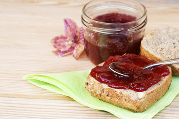 Vollkornbrötchen mit Marmelade