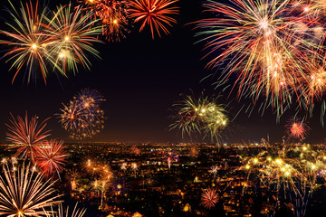 Stimmungsvolles Feuerwerk über der Stadt