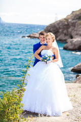 Fototapeta na wymiar wedding: bride and groom on the seashore
