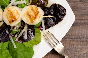 Blattsalat mit gebratener Jakobsmuschel