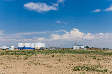 Fototapeta na wymiar Silosy zbiorniki paliwa ang. Grain wzdłuż kolejowych w contryside