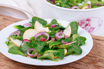 Salatteller - Feldsalat mit Äpfeln, Zwiebeln und Speck