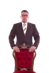 Butler steht hinter einem exquisiten Stuhl