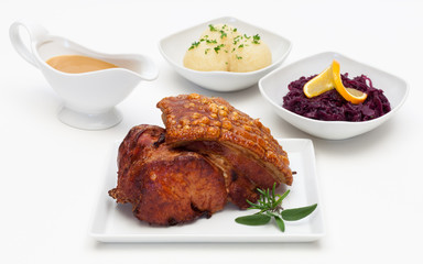Schweinebraten mit Rotkohl und Klößen