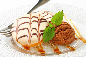 Mini cakes with chocolate ice cream