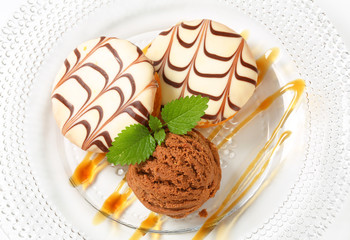 Mini cakes with chocolate ice cream