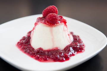 Panna Cotta mit Himbeeren