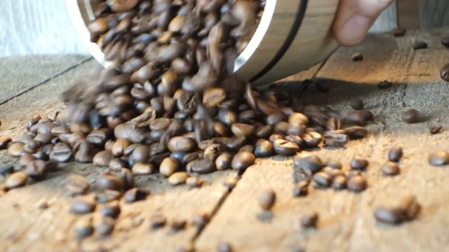 Arabica Kaffeebohnen werden aus Fass gekippt