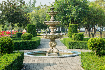 Obraz premium road in a public park lead to the fountain