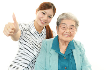 笑顔の高齢者と家族