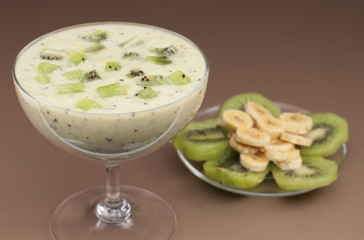 Smoothie banana  and kiwi.