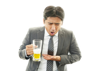 ビールを飲みすぎたサラリーマン