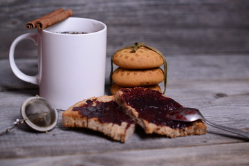 Fototapeta na wymiar bread with jam an mug of tea for breakfast