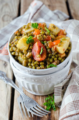 Mung beans stewed with vegetables