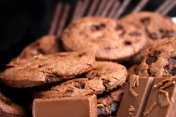 Chocolate chips cookies in a bowl and black background