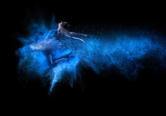 Abwaschbare Fototapete Junge schöne Tänzerin springt in blaue Pulverwolke © Zsolnai Gergely