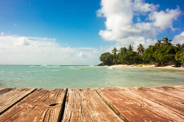 Blick von Bootssteg auf karibische Landschaft